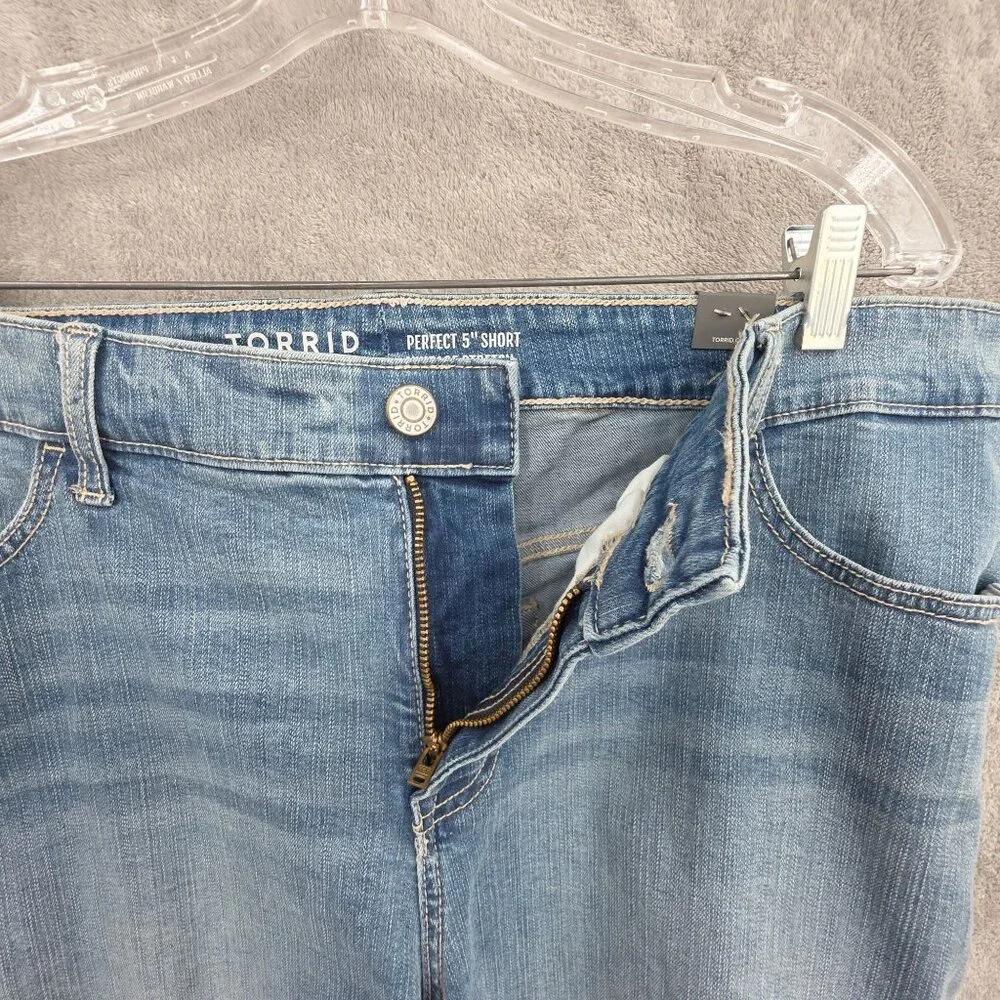 Torrid 5 Inch Perfect Boyfriend Classic Denim Mid Rise Shorts 20 Studs Plus New
